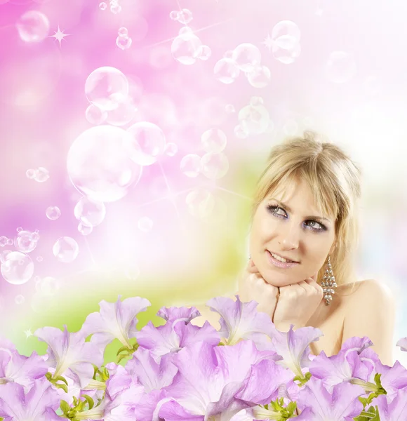 Hermosa chica con flores de orquídea —  Fotos de Stock