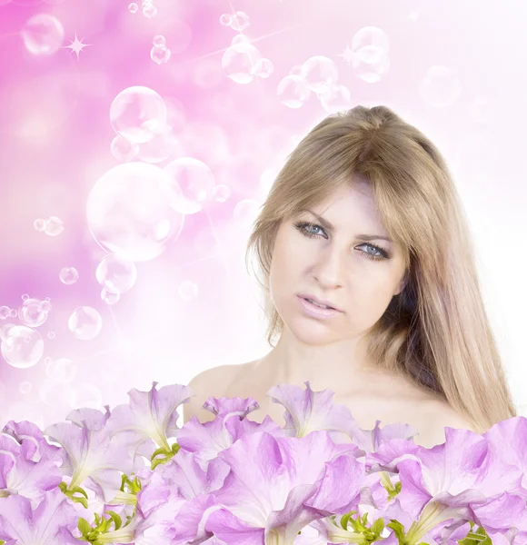 Mooi meisje met zeepbellen. — Stockfoto