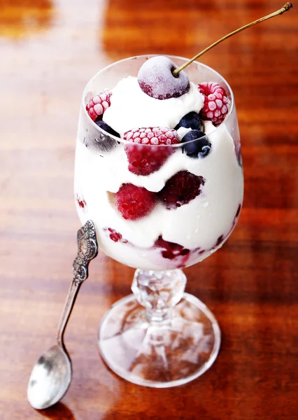 Sorvete de frutas frescas com framboesa e cereja — Fotografia de Stock