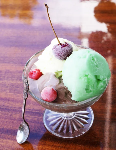 Vers fruit ice cream met frambozen en kersen — Stockfoto