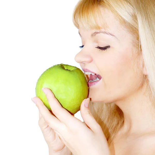 Weibliches Gesicht und grün saftig frischer Apfel.stomatology.concept — Stockfoto