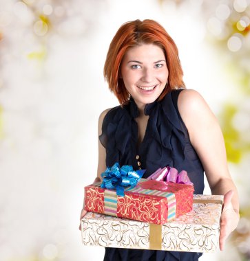 kutuları gifts.holiday konsepti ile mutlu bir kızıl saçlı kadın