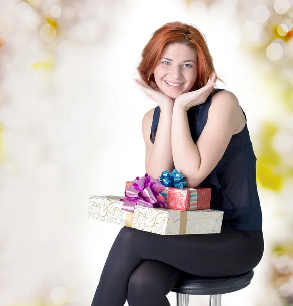 Mujer pelirroja feliz con cajas de regalos. Concepto de vacaciones —  Fotos de Stock
