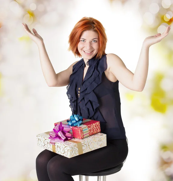 Mulher ruiva feliz com presentes caixas. Conceito de férias — Fotografia de Stock