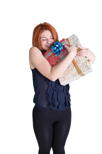 Heureuse femme aux cheveux roux avec des boîtes cadeaux. — Photo