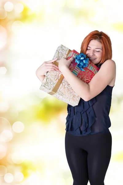 Heureuse femme aux cheveux roux avec des boîtes cadeaux. — Photo