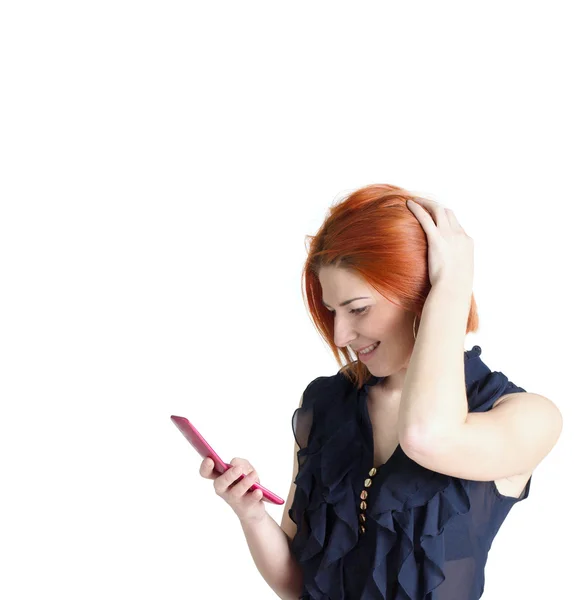 Femme heureuse avec les cheveux roux et un téléphone — Photo