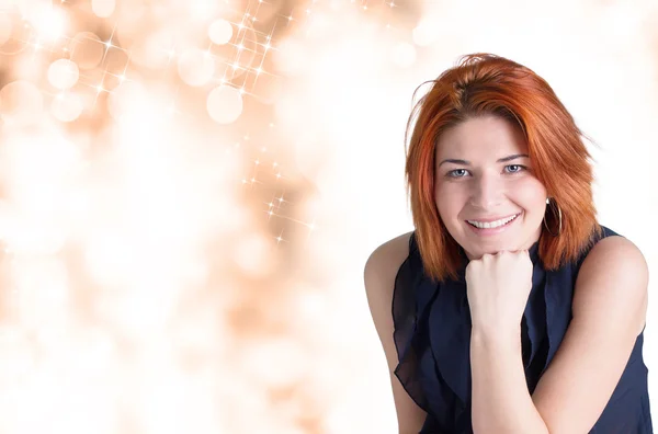 Gelukkig lachende vrouw met rood haar op abstracte feestelijke achtergrond — Stockfoto