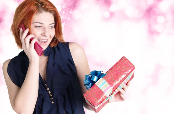 Joyeux sourire femme aux cheveux roux avec des boîtes cadeaux et téléphone — Photo