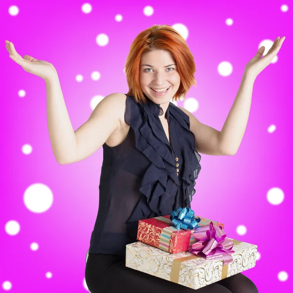 Счастливая улыбающаяся рыжая женщина с праздничными коробками подарков — стоковое фото