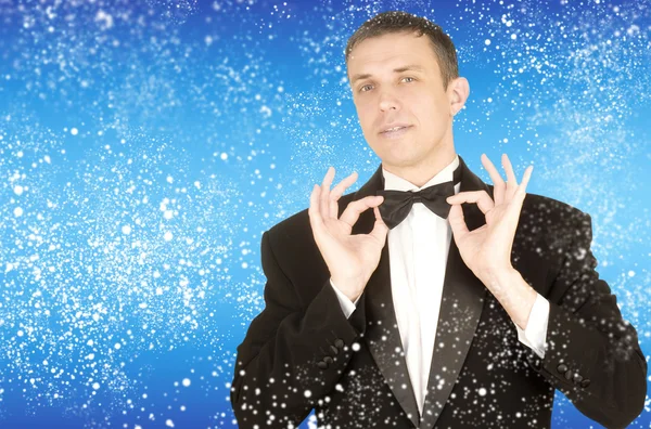 在庆祝穿一身礼服的抽象雪背景优雅的男人 — 图库照片