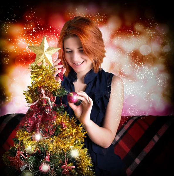 Flicka på jul tree.christmas tree.night nytt år — Stockfoto
