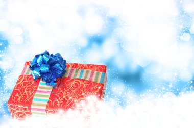 kar background.christmas üzerinde kırmızı bir kutu hediye