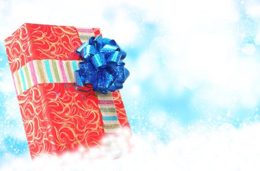 Noel surprise.red kutusu hediye kar arka planda.