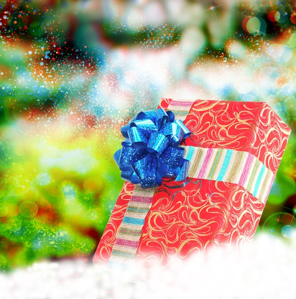 Holiday.christmas.gift boxen auf schnee — Stockfoto
