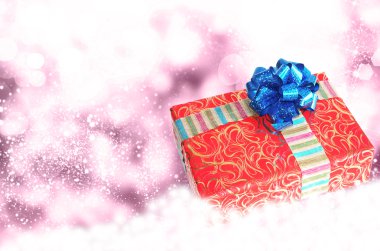 Yeni yıl holiday.christmas.gift kutusu üzerinde bir kar