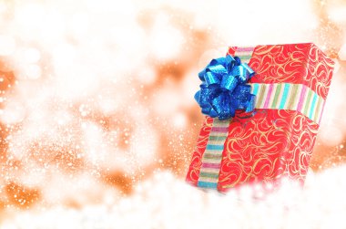 Yeni yıl holiday.christmas.gift kutusu üzerinde bir kar