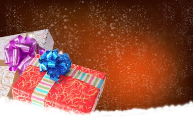 Yeni yıl holiday.christmas.gift kutularında bir kar üstünde şaşırtmak