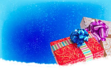 Yeni yıl holiday.christmas.gift kutularında bir kar üstünde şaşırtmak
