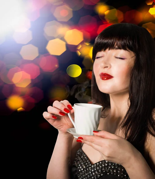 Hermosa mujer con taza de bebida caliente.Café . — Foto de Stock