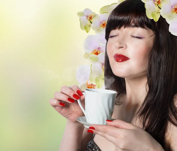 Najlepszych tradycji tea.beautiful dziewczyna z filiżanką zielonej herbaty pąki storczyków — Zdjęcie stockowe
