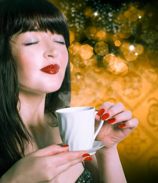 Coffee.Beautiful kvinna med kopp varm dryck. — Stockfoto