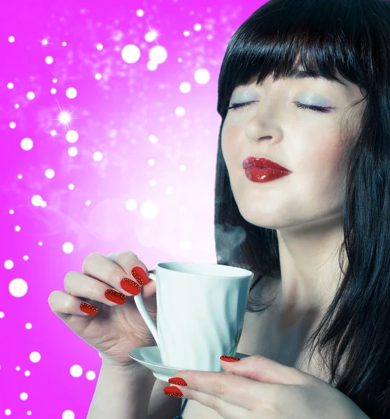 Vacker kvinna med kopp varm beverage.coffee. — Stockfoto