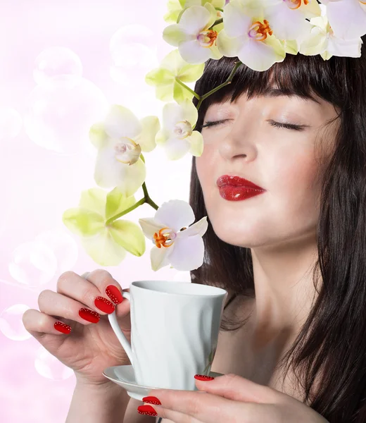 Best tradition Tea.Japanese Beautiful Girl with a cup aromatic beverage — Stock Photo, Image
