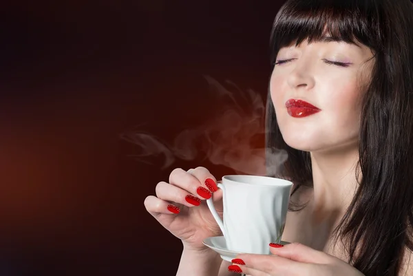 Mooi meisje met kop aromatische koffie — Stockfoto