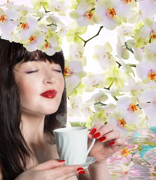 Japonais belle fille avec une tasse de boisson aromatique — Photo