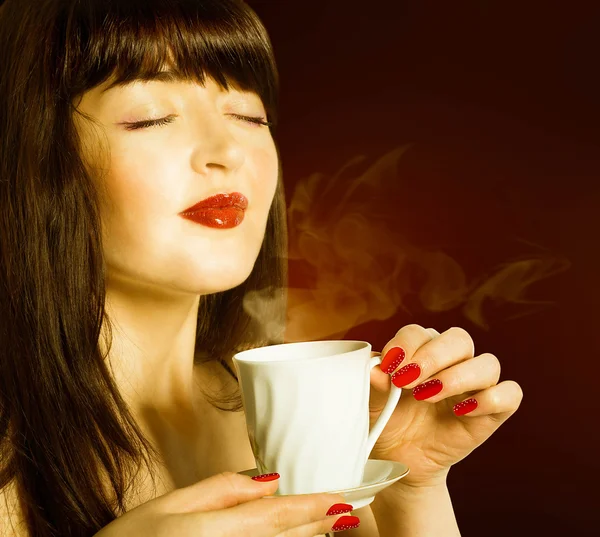 Schönes Mädchen trinkt aromatischen Kaffee — Stockfoto