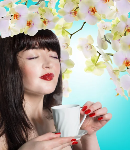 Japanse mooi meisje met een kop aromatische drank — Stockfoto