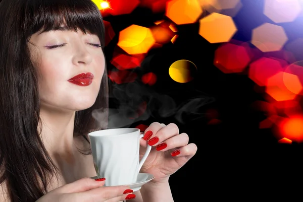 Bella donna con tazza di bevanda calda.Caffè . — Foto Stock