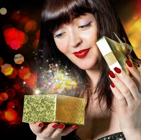 Mooi meisje en cadeau in een klein vakje golden.holiday — Stockfoto