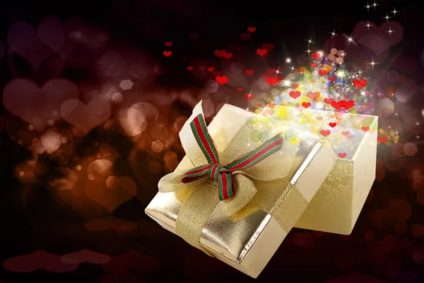 Geschenk goldene Schachtel auf einem abstrakten Hintergrund. valentine day.holiday card — Stockfoto