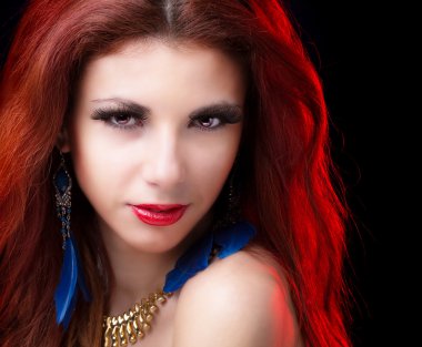güzel portre üzerinde siyah bir background.beauty seksi kız moda
