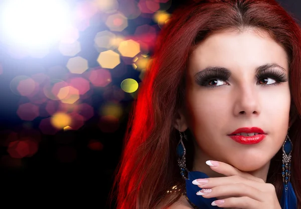 Glamour Mulher bonita com beleza Cabelo vermelho na festa da noite — Fotografia de Stock