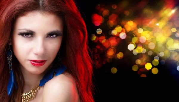 Glamour mooi meisje met schoonheid rode haren op de partij van de nacht — Stockfoto