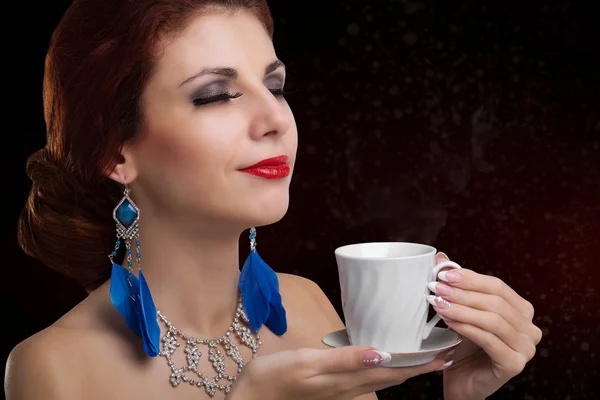 Schöne Mädchen trinkt aromatischen Kaffee. natürlicher Kaffee — Stockfoto