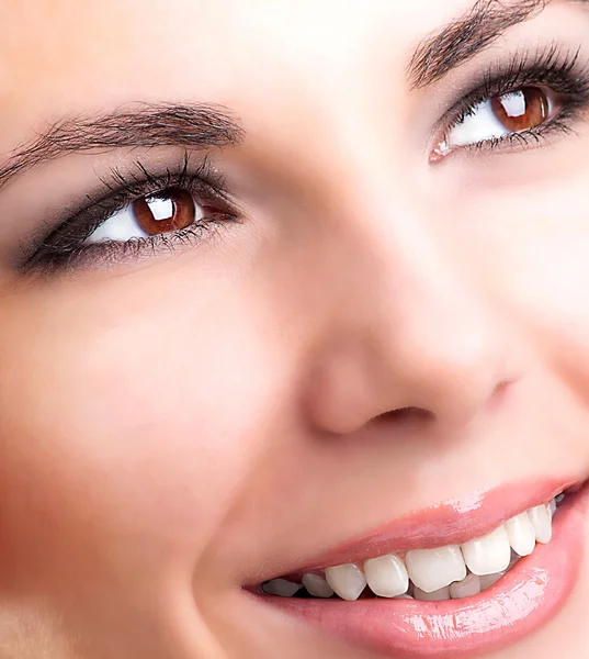 Schöne lächelnde Gesicht junge Mädchen.gesunde Zähne.Stomatologie — Stockfoto