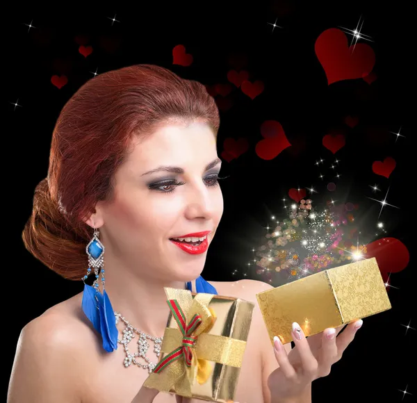 Valentine Day.Beautiful menina feliz com caixa de presente aberto dourado — Fotografia de Stock