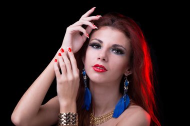 güzel genç kız ile yüz makyaj parlayan vogue