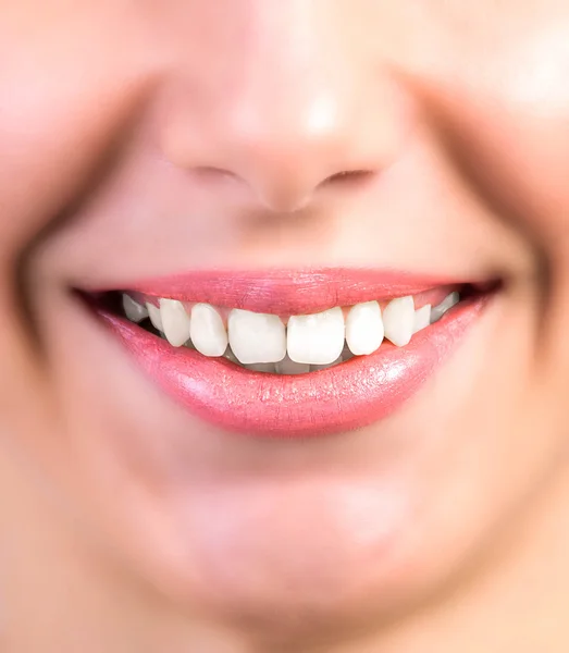 Menina está sorrindo enquanto está no dentista — Fotografia de Stock