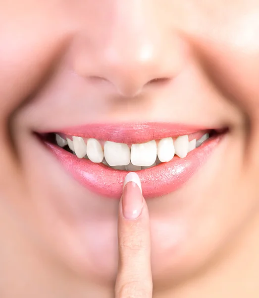 Dentes de sorriso branco saudável — Fotografia de Stock