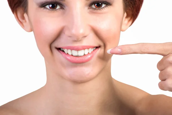 Chica joven está sonriendo mientras está en el dentista —  Fotos de Stock