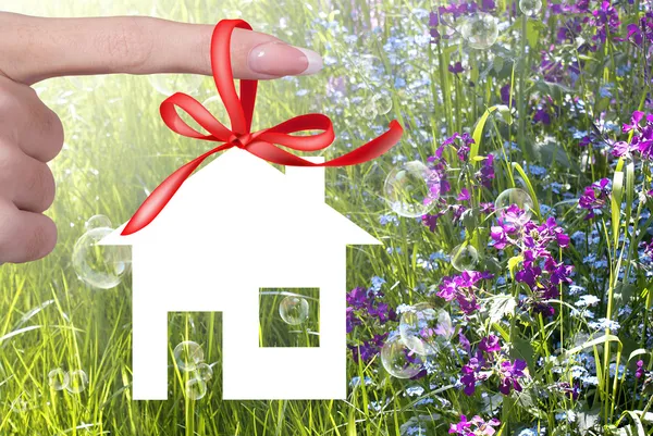 Nuova casa.Casa in Regalo Concetto Felicità — Foto Stock