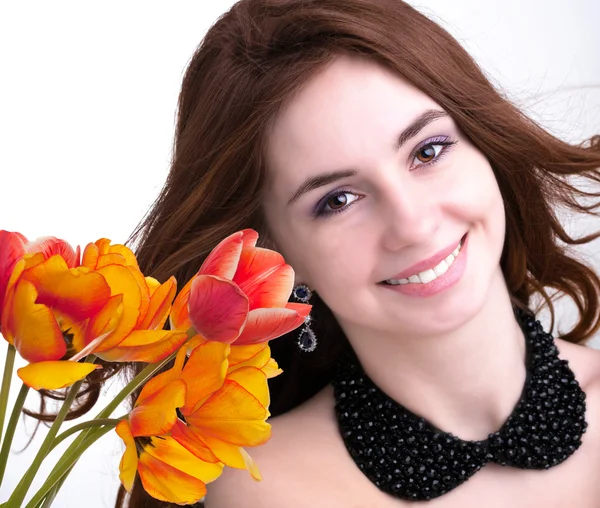 Bellezza Donna bruna con fiori di primavera bouquet tulipani — Foto Stock