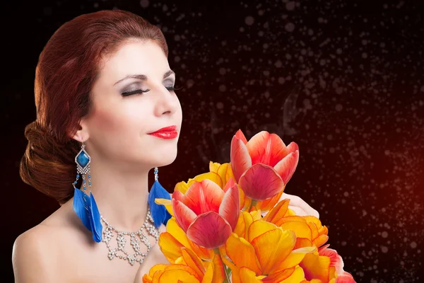 Mujer de belleza con flor de primavera — Foto de Stock