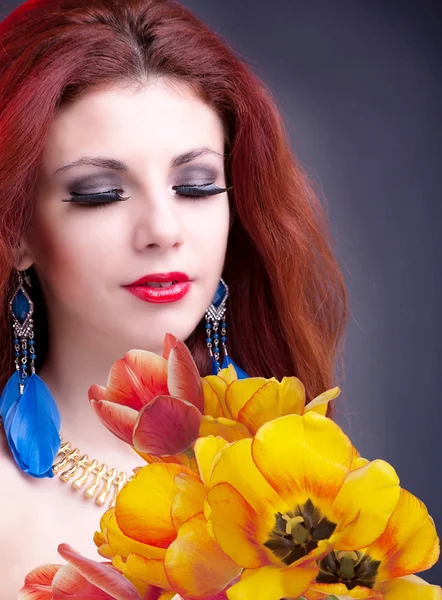 Beauté Femme avec bouquet de fleurs de printemps — Photo