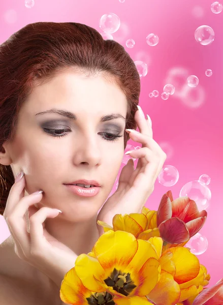 Mujer de belleza con ramo de flores de primavera — Foto de Stock